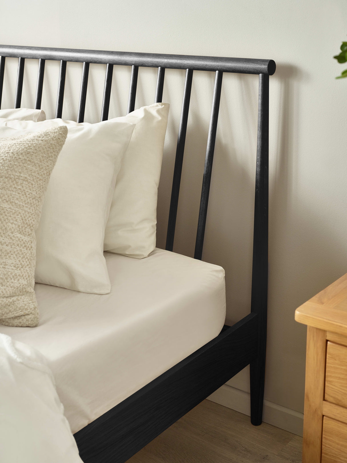 Belton Spindle Bed