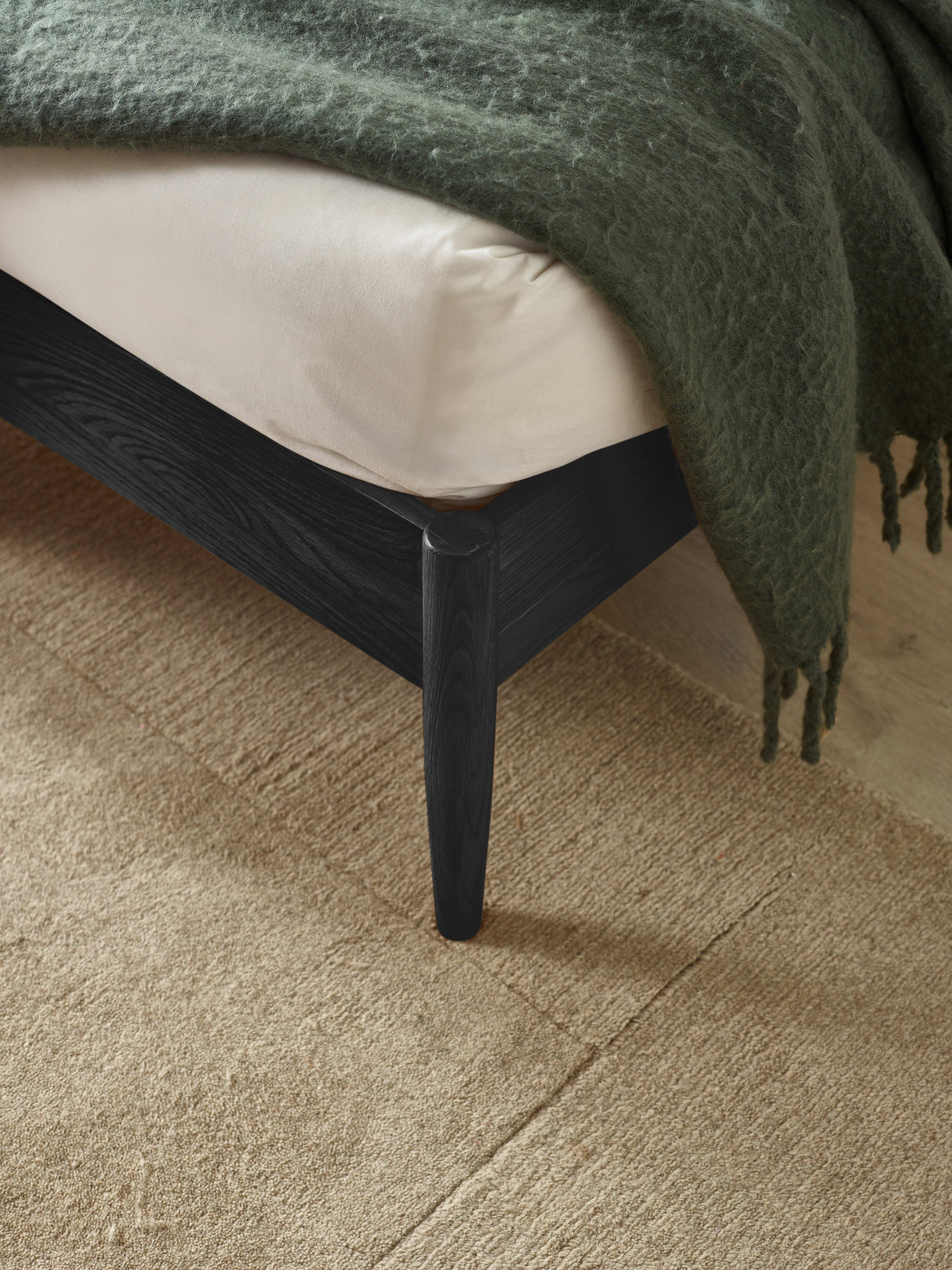 Belton Spindle Bed