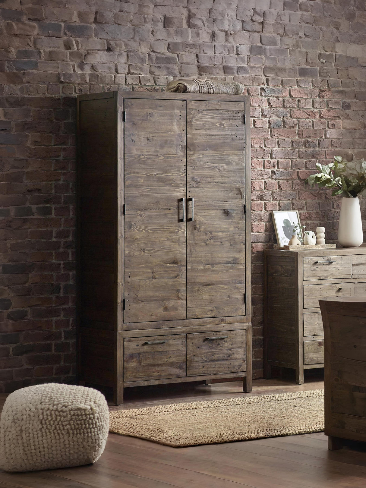 Heritage 2 Door 2 Drawer Wardrobe