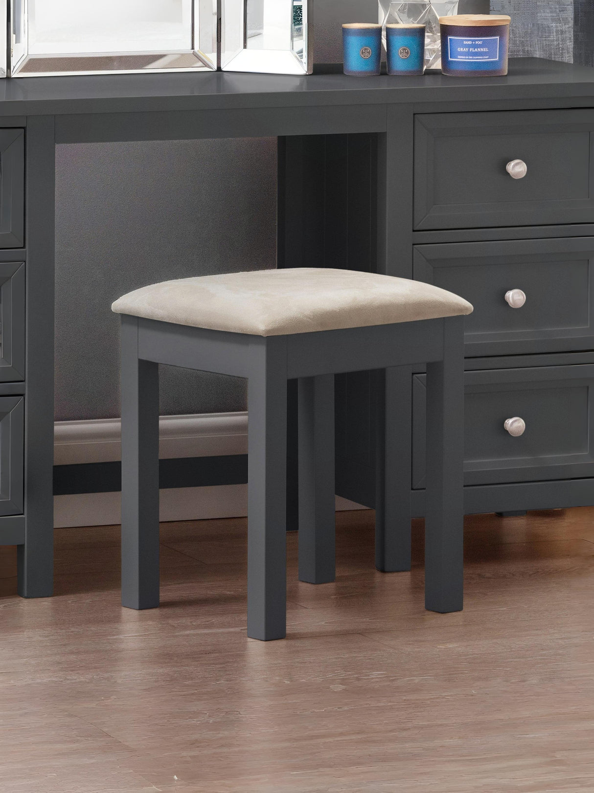 Maine Dressing Stool