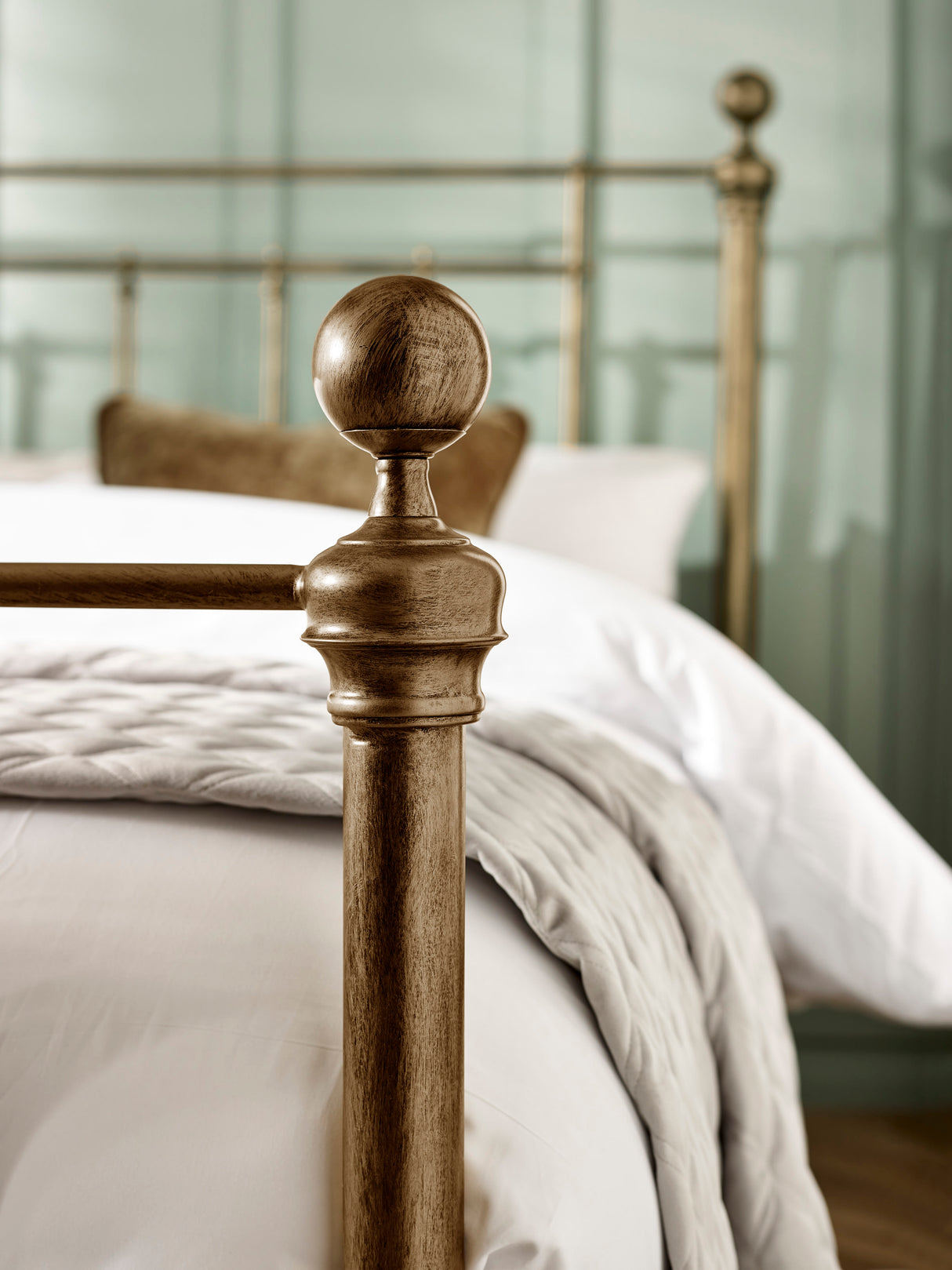 Aurelia Metal Bed