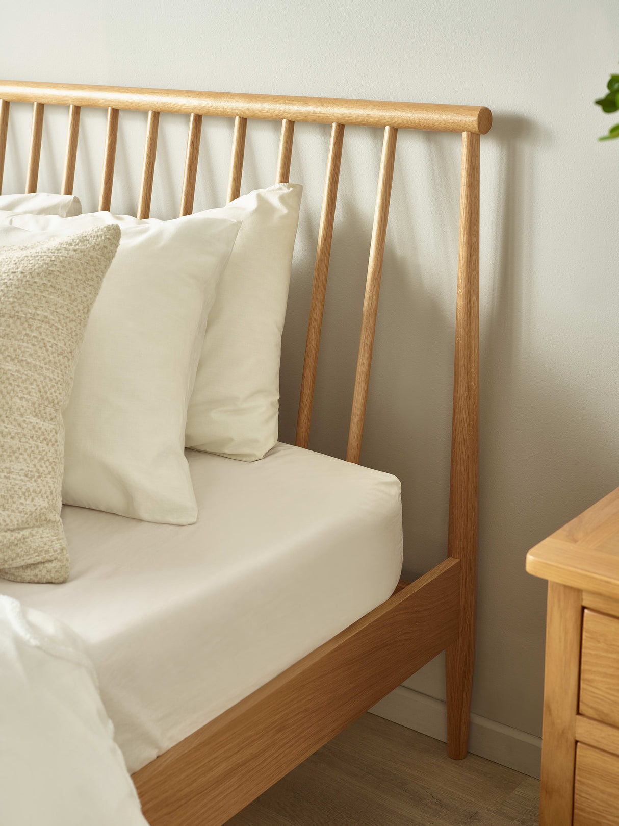 Belton Spindle Bed