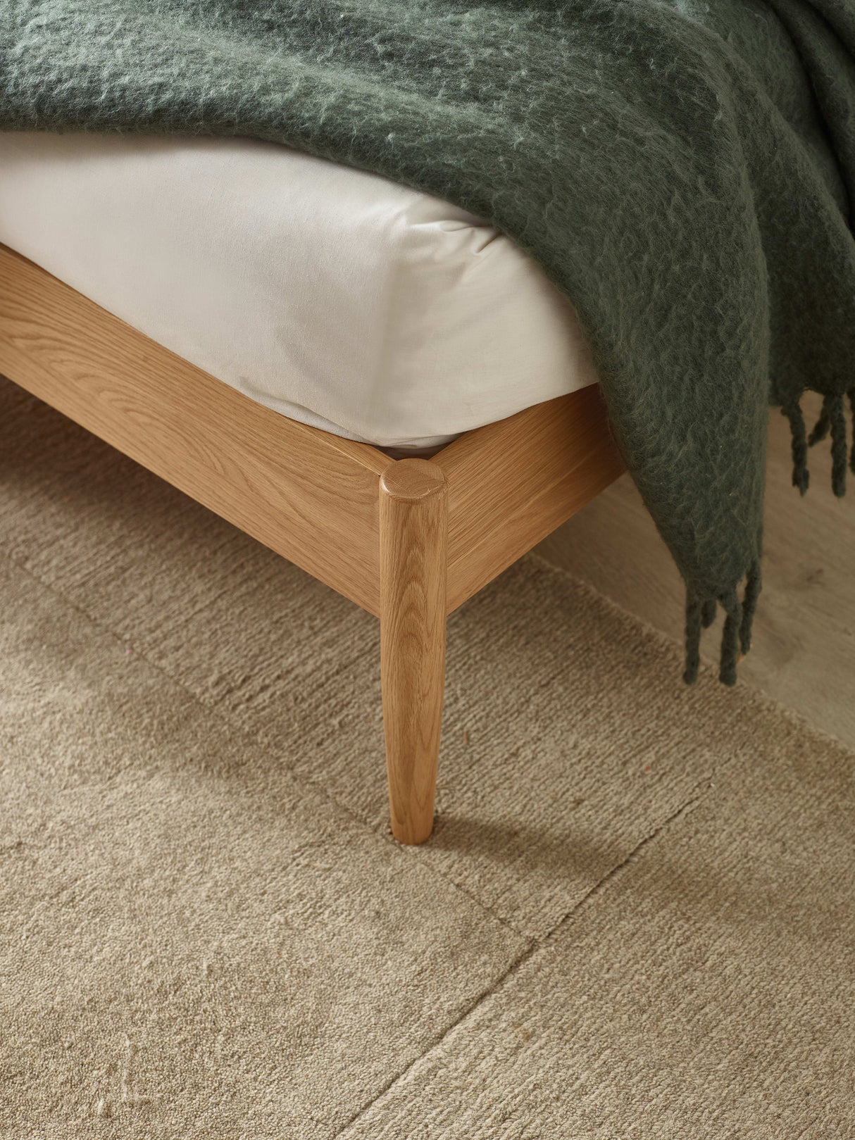Belton Spindle Bed