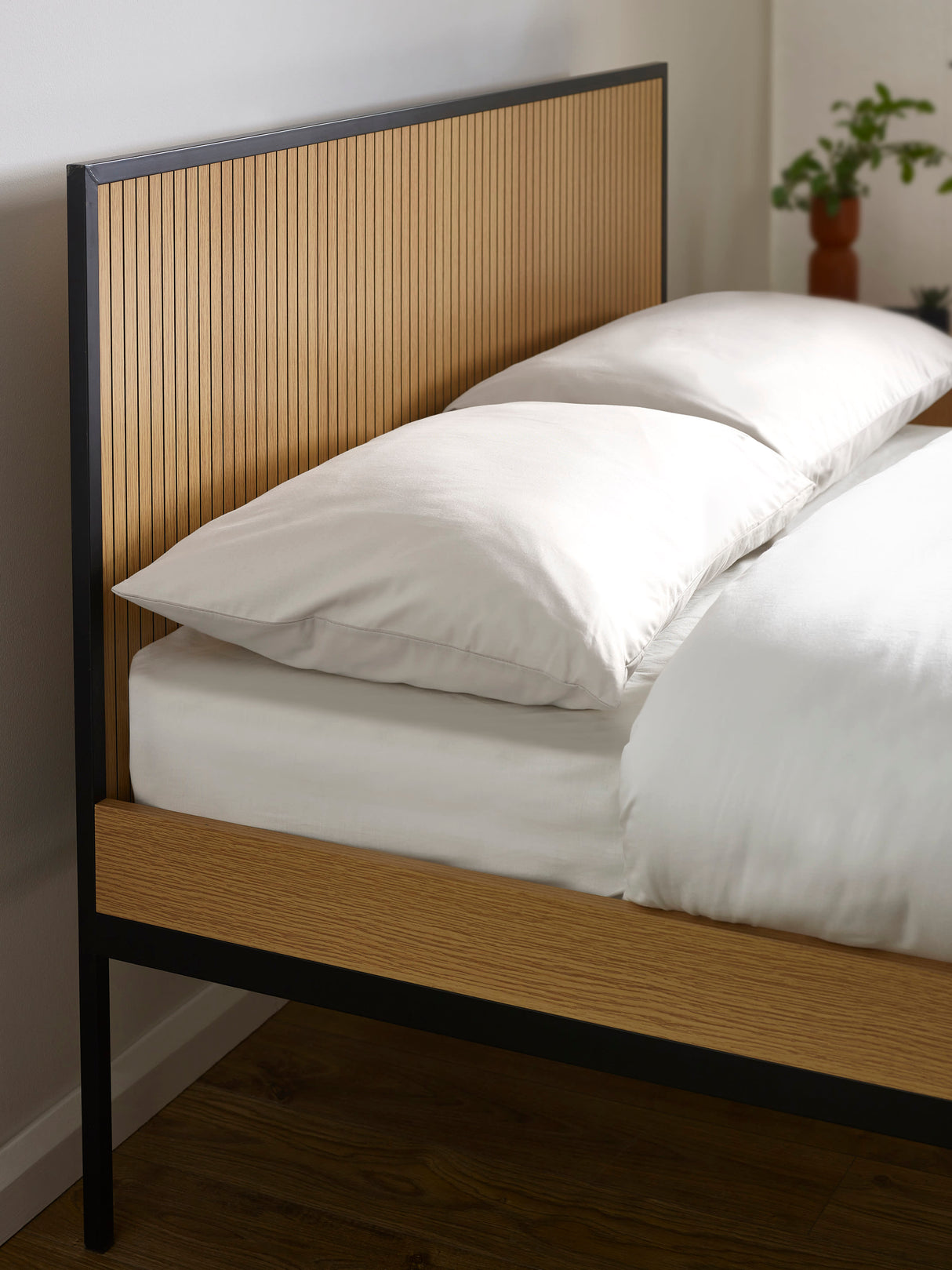 Sia Fluted Bed